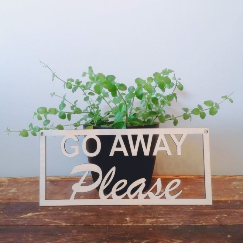 GO AWAY-kyltti