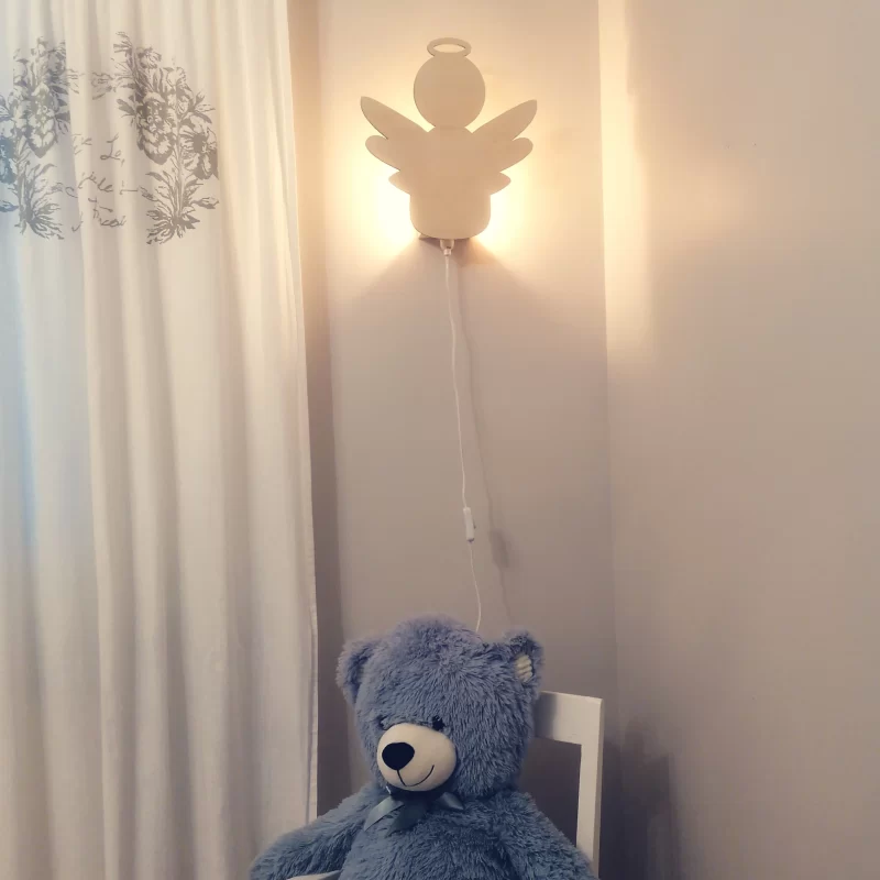 Suojelusenkeli -seinävalaisin